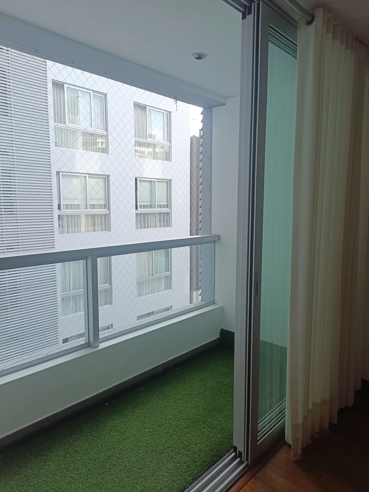 Balcon con grass sintetico y vista al complejo